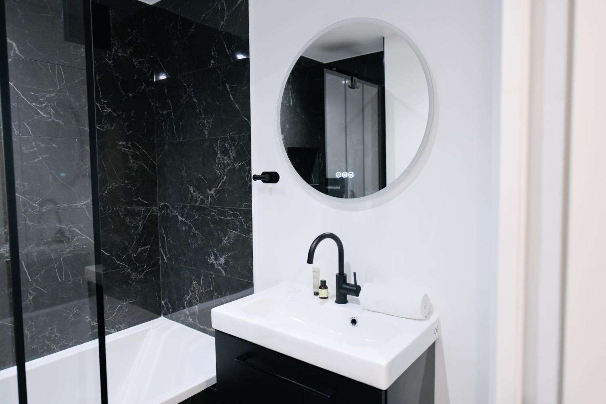 Montmartre Marvel! Designer Apartment Near Metro 파리 외부 사진