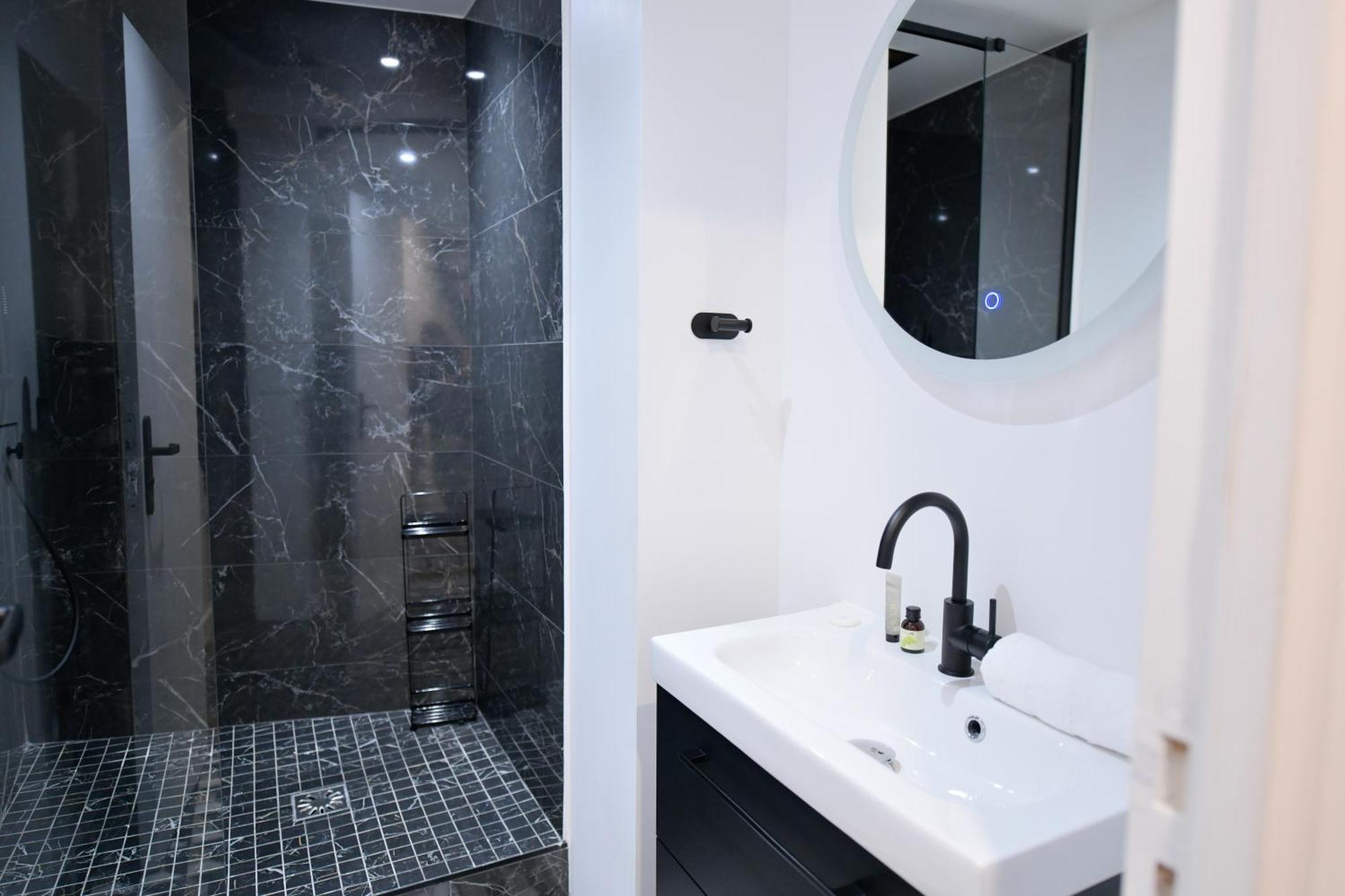 Montmartre Marvel! Designer Apartment Near Metro 파리 외부 사진