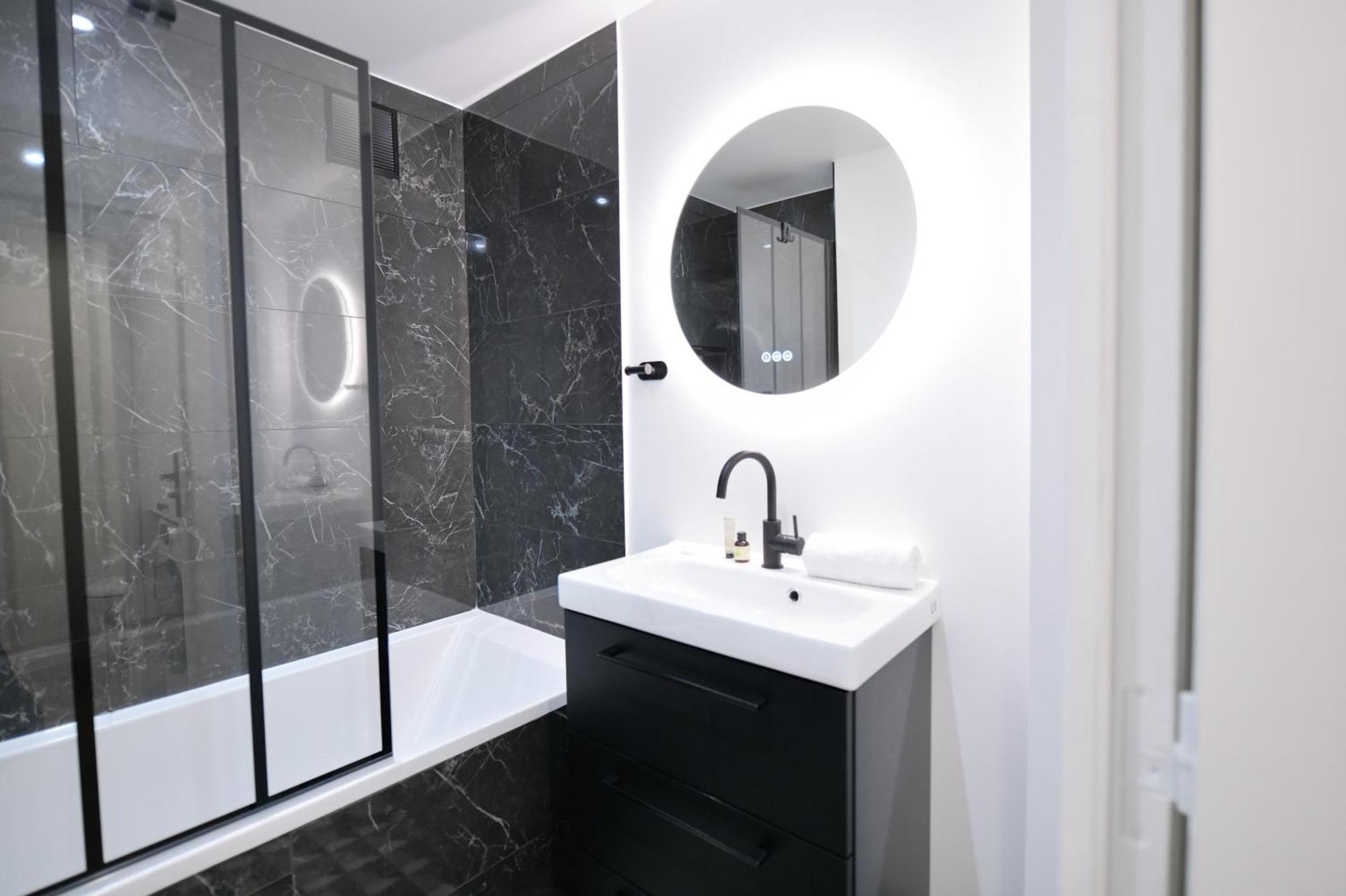 Montmartre Marvel! Designer Apartment Near Metro 파리 외부 사진