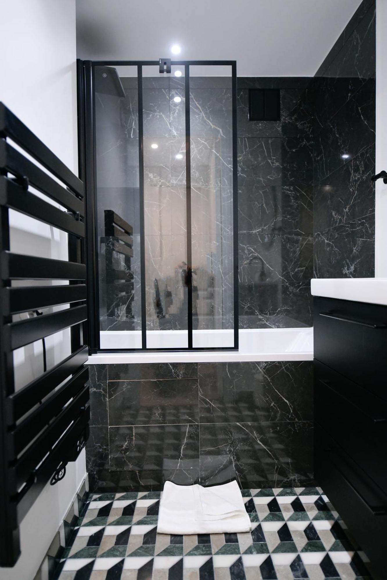Montmartre Marvel! Designer Apartment Near Metro 파리 외부 사진