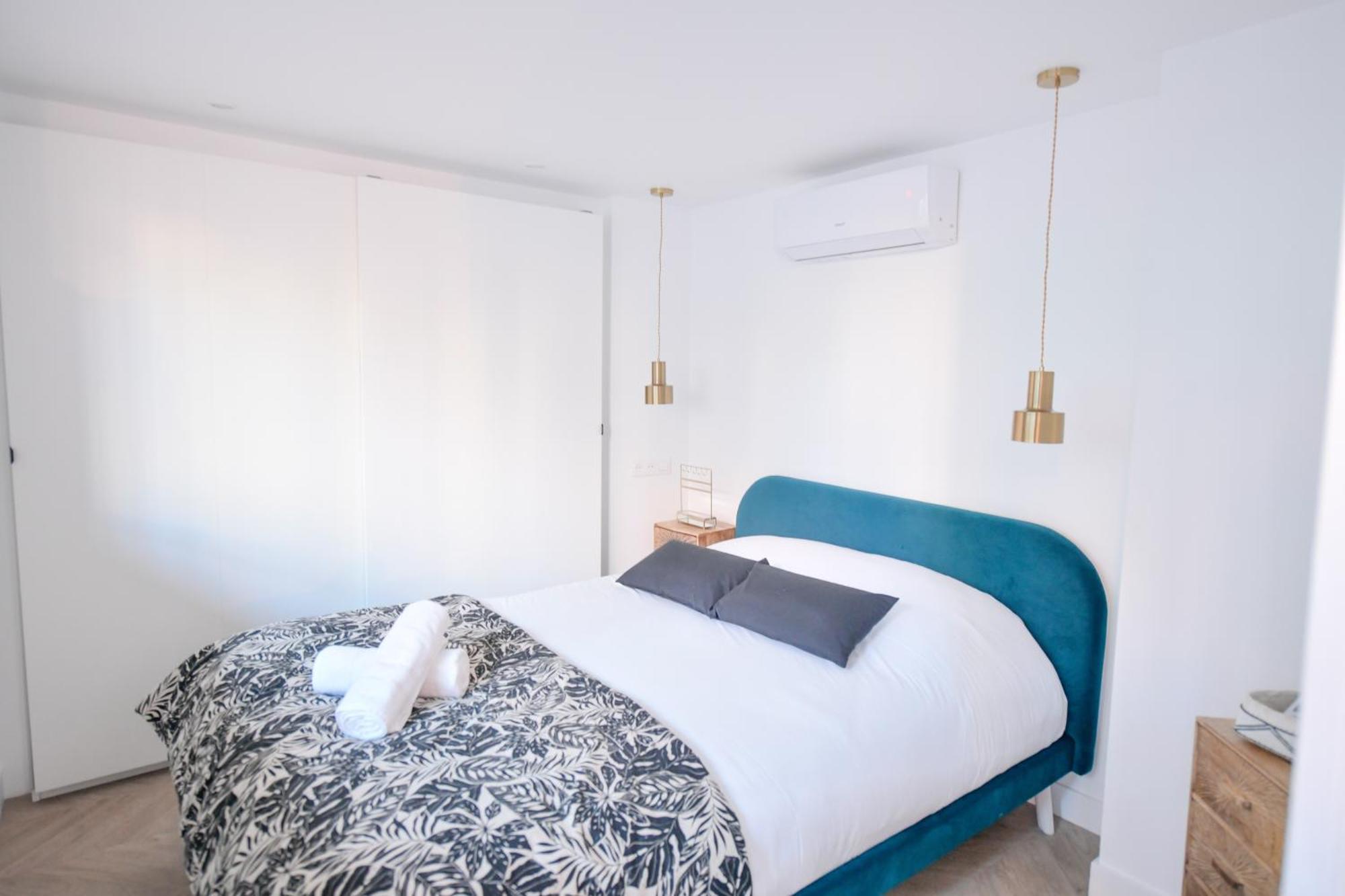 Montmartre Marvel! Designer Apartment Near Metro 파리 외부 사진